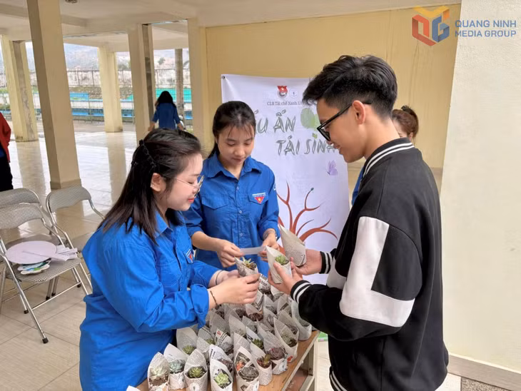 Ngày hội Đổi rác lấy quà 2025 do CLB Tái chế xanh Trường Đại học Hạ Long tổ chức.