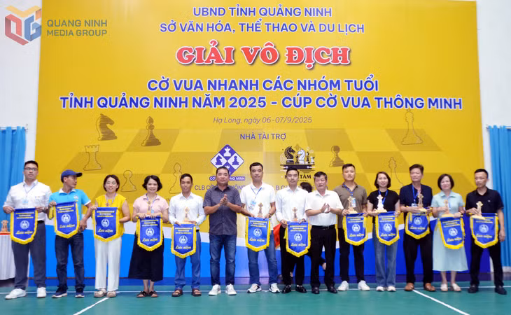BTC tặng cờ lưu niệm cho các đoàn về dự giải.