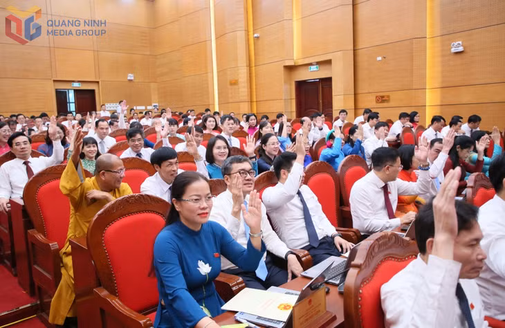 Các đại biểu biểu quyết thông qua Nghị quyết tại kỳ họp.