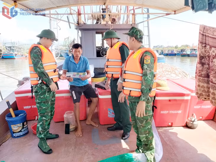 Trạm KSBP Quảng Điền ( Đồn BP Quảng Đức) tổ chức tuyên truyền phòng chống bão số 9 tại âu tàu Đường Hoa.