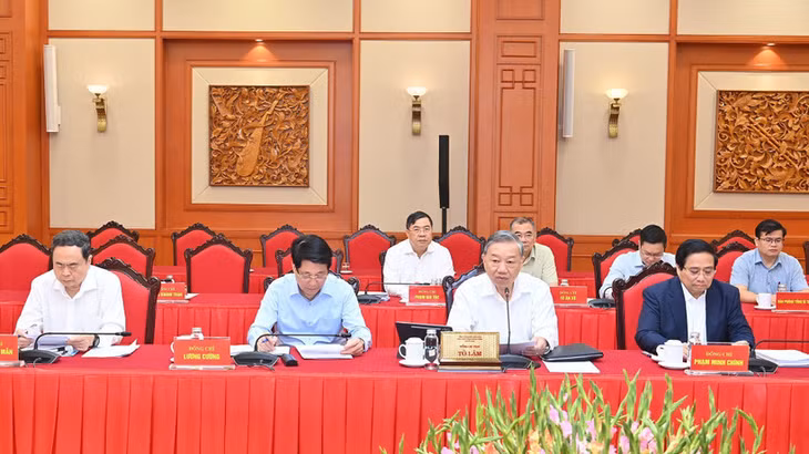 Tập thể Bộ Chính trị làm việc với ban thường vụ các Đảng ủy trực thuộc Trung ương. (Ảnh: ĐĂNG KHOA)