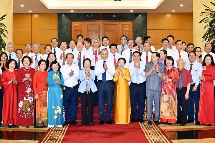 Tổng Bí thư Tô Lâm với Ban Thường vụ Trung ương Hội Khuyến học Việt Nam. (Ảnh: ĐĂNG KHOA)