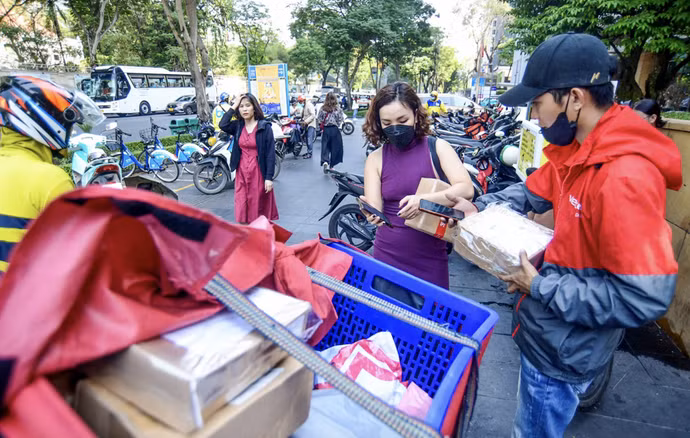 Người tiêu dùng Việt ngày càng quen với mua sắm online - Ảnh: QUANG ĐỊNH