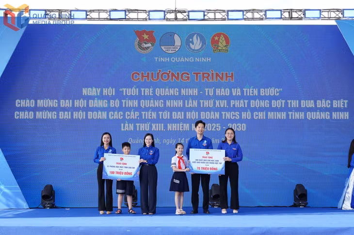 Đoàn Thanh niên UBND tỉnh trao tặng 01 phòng học máy tính và 300 suất quà cho học sinh có hoàn cảnh khó khăn với tổng trị giá 170 triệu đồng tại Ngày hội “Tuổi trẻ Quảng Ninh - Tự hào và tiến bước”.