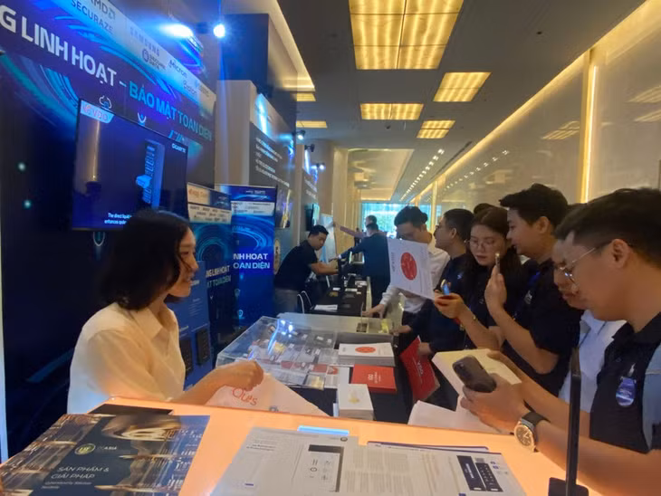 Gian công nghệ bên ngoài Hội nghị Data Center &amp; Cloud Infrastructure Summit (DCCI Summit) 2025 do Viettel IDC tổ chức tại Hà Nội.