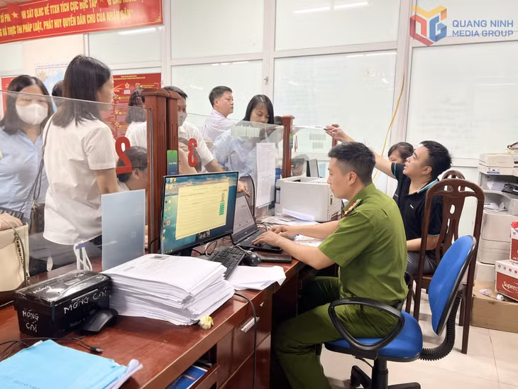 Phòng Cảnh sát QLHC về TTXH (Công an tỉnh) triển khai cấp đổi hồ sơ thẻ đảng viên tại trụ sở đơn vị.