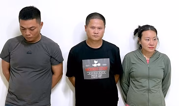Các nghi phạm tại cơ quan công an - Ảnh: NGỌC BÍCH