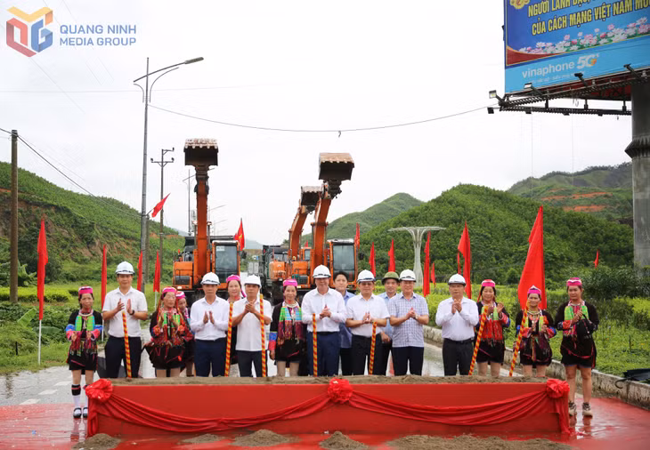 Đại biểu cùng nhân dân thực hiện nghi thức động thổ Dự án cải tạo, nâng cấp đường tỉnh 330. Ảnh: Minh Đức