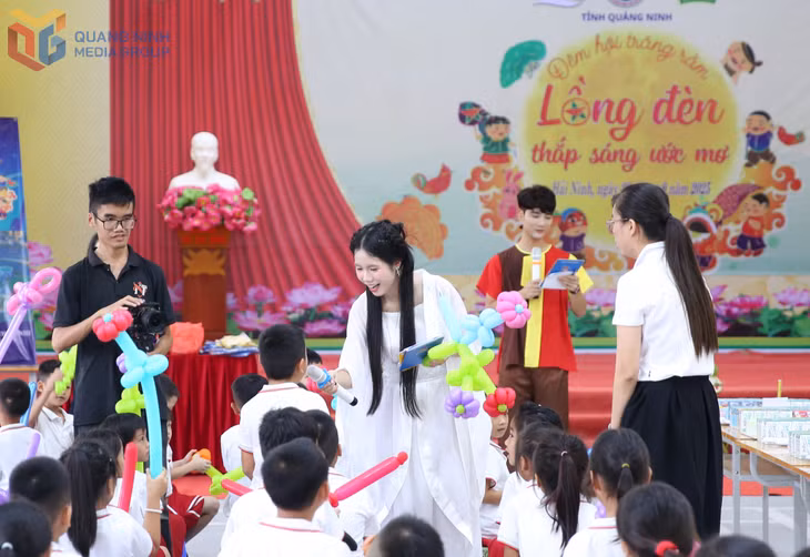 Giao lưu cùng "chị Hằng, chú Cuội".