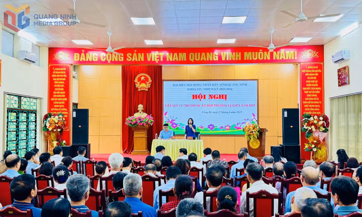 Đồng chí Trịnh Thị Minh Thanh, Phó Bí thư Thường trực Tỉnh ủy, Chủ tịch HĐND tỉnh, tiếp xúc cử tri TP Uông Bí (cũ), ngày 17/6/2025. Ảnh: Mạnh Trường