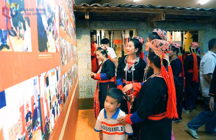 Không gian trưng bày văn hóa người Dao Thanh Y ở phường Yên Tử thu hút đông đảo du khách và người dân tham quan dịp khánh thành.