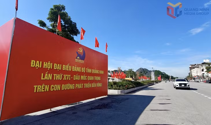 Trên nhiều tuyến phố rực rỡ cờ, biểu ngữ chào mừng Đại hội đại biểu Đảng bộ tỉnh lần thứ XVI.