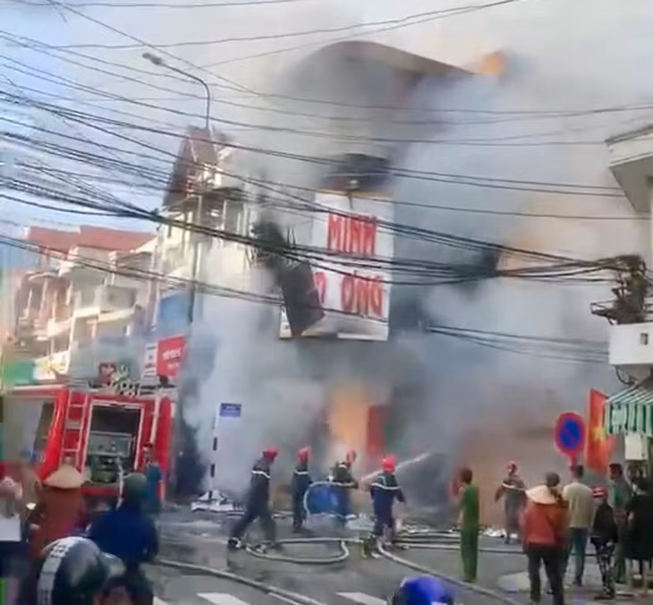 Cảnh sát Phòng cháy chữa cháy và Cứu nạn cứu hộ đến hiện trường dập lửa. Ảnh: Phạm Duy