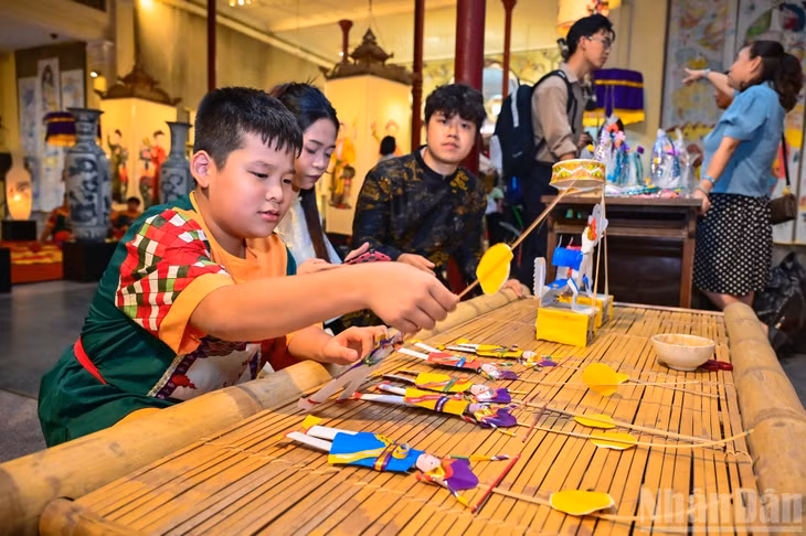 Trong không gian có nhiều nét văn hóa truyền thống là dịp để thế hệ trẻ được cảm nhận, hiểu và lưu giữ lại những nét văn hóa đặc trưng của dân tộc.
