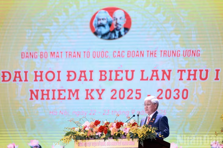 Đồng chí Đỗ Văn Chiến phát biểu tại Đại hội.