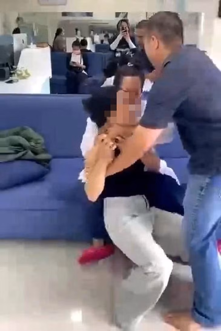 Người phụ nữ mặc áo blouse trắng có hành vi hành hung khách hàng ngay tại phòng khám - Ảnh: cắt từ clip, nhân vật cung cấp