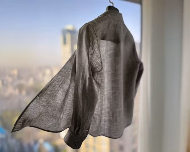 Giặt và phơi đúng cách sẽ giúp khử mùi dầu mỡ, thức ăn bám trên quần áo. Ảnh: Tuấn Đạt