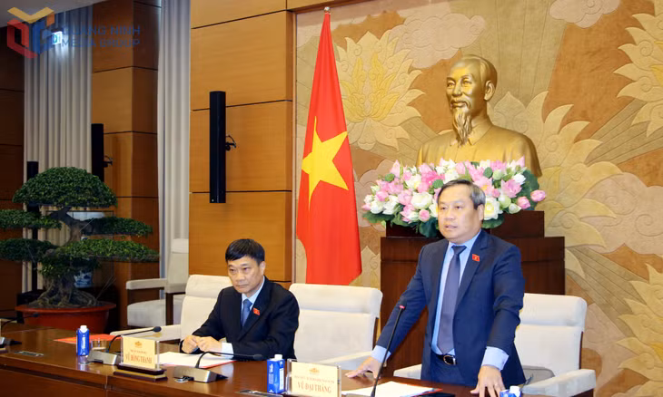 Đồng chí Vũ Đại Thắng, Ủy viên Trung ương Đảng, Bí thư Tỉnh ủy, Trưởng Đoàn ĐBQH tỉnh, phát biểu tại buổi gặp mặt.