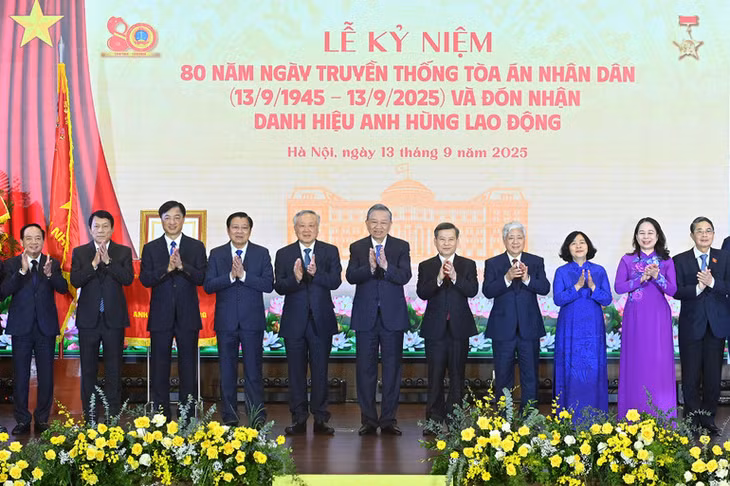 Tổng Bí thư Tô Lâm và các đồng chí lãnh đạo Đảng, Nhà nước dự Lễ kỷ niệm 80 năm Ngày truyền thống Tòa án nhân dân. (Ảnh: ĐĂNG KHOA)