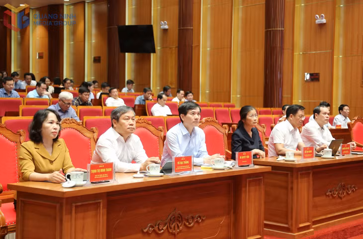 Các đồng chí lãnh đạo tỉnh, nguyên lãnh đạo tỉnh và các cán bộ, đảng viên tham dự hội nghị qua cầu truyền hình trực tuyến.
