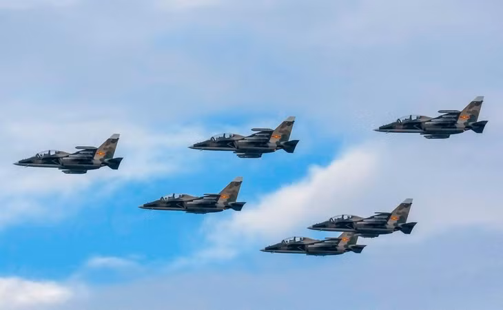 Ngay sau đó, đội hình 6 máy bay huấn luyện kiêm chiến đấu Yak-130 xếp thành hình tam giác đều bay qua bầu trời Hà Nội