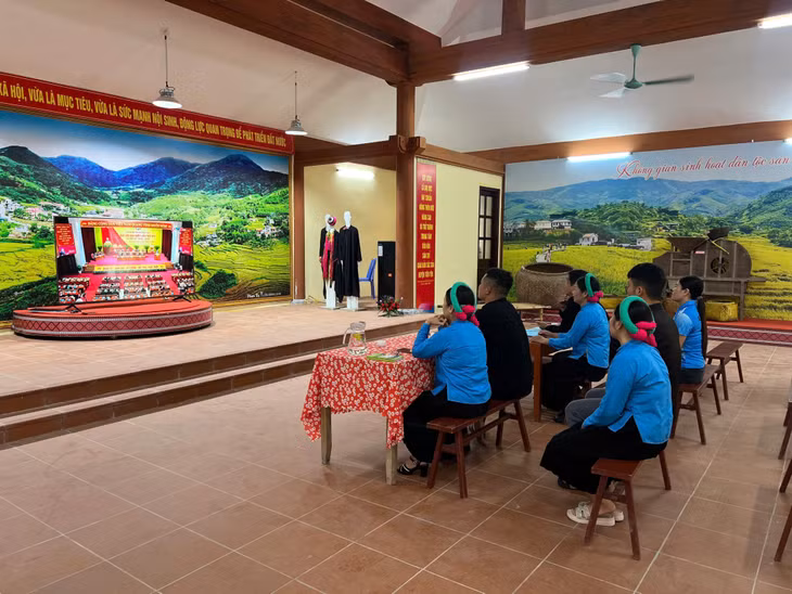Người dân xã Đông Ngũ tập trung tại nhà văn hoá thôn Khe Lục (xã Đông Ngũ) để cùng theo dõi diễn biến Đại hội.