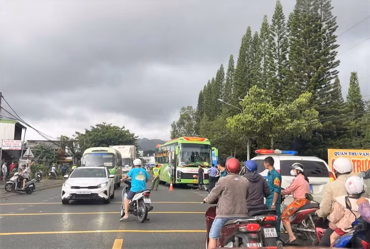 Lực lượng chức năng đã có mặt tại hiện trường vụ tai nạn. Ảnh: Lam Hồng