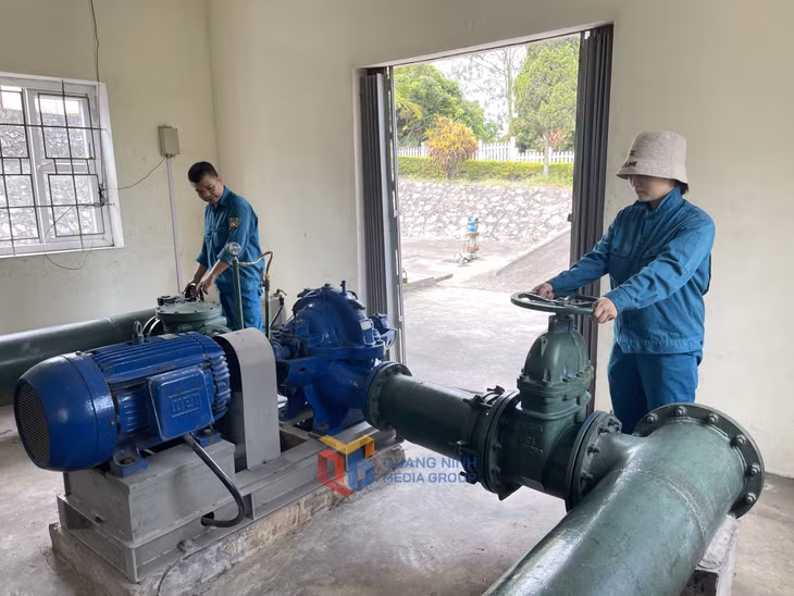 Vận hành hệ thống máy móc tại Nhà máy nước Miếu Hương (phường Bình Khê).