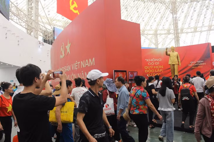 Đông đảo người dân, du khách tham quan Triển lãm Thành tựu Đất nước 80 năm. Ảnh: Lê Tuyến