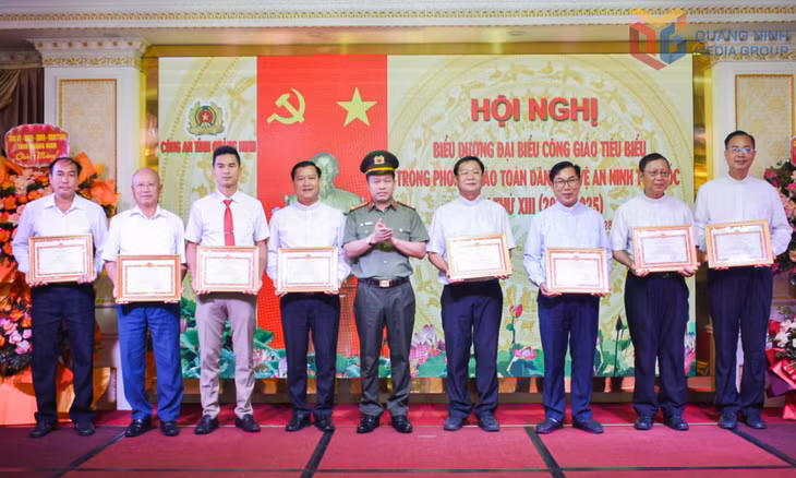 Hội nghị biểu dương chức sắc, chức việc, giáo dân Công giáo tiêu biểu trong phong trào Toàn dân bảo vệ ANTQ, tháng 8/2025. Ảnh: Hà Tâm (Công an tỉnh)