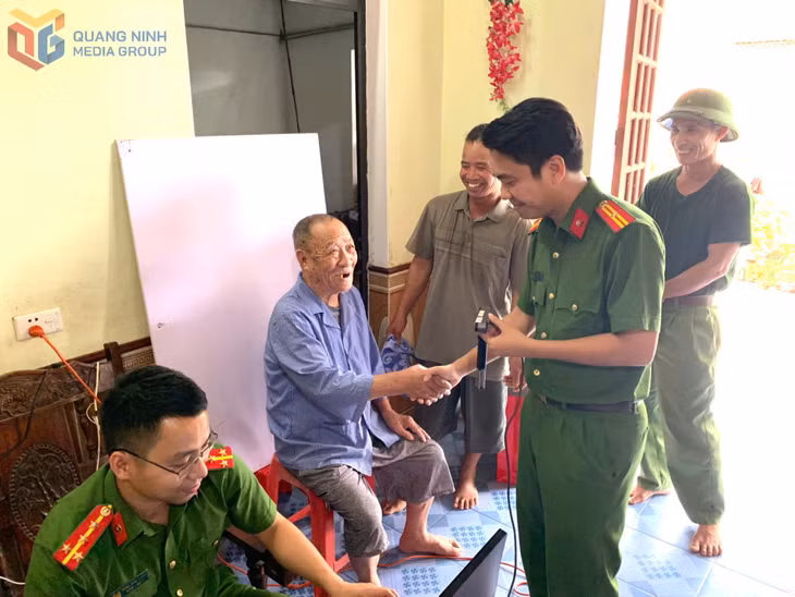 Công an phường Hiệp Hòa đến tận nhà đảng viên cao tuổi, già yếu thực hiện các bước thu nhận hồ sơ, chụp ảnh, xác minh thông tin.