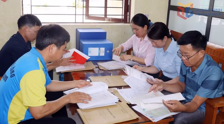 Cán bộ Ban Xây dựng Đảng xã Hoành Mô rà soát hồ sơ đảng viên.