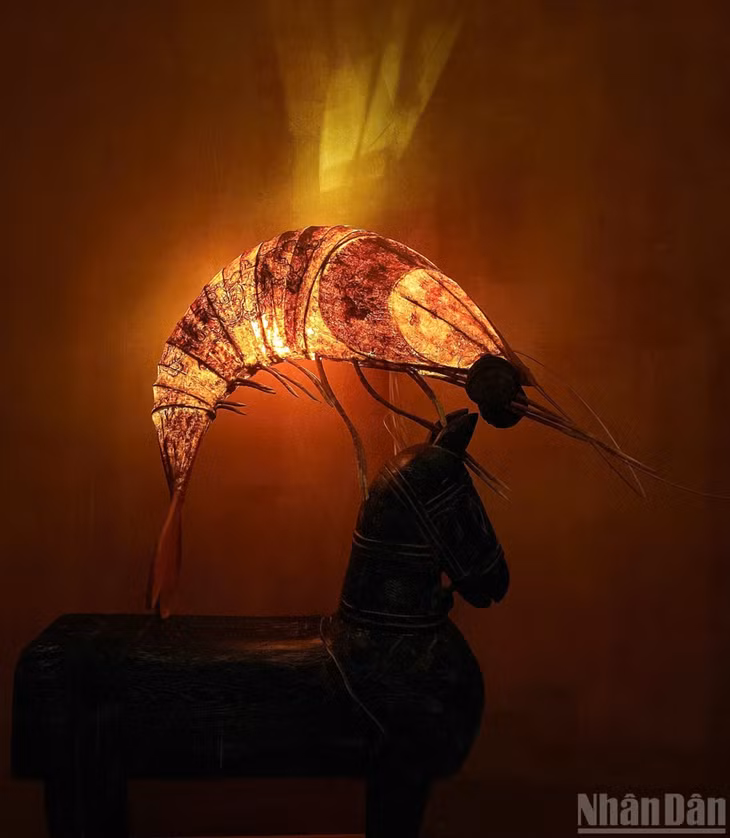 Đèn Trung Thu bồi giấy dó hình con tôm, vẽ màu đất và hoa văn hoa lá cung đình.