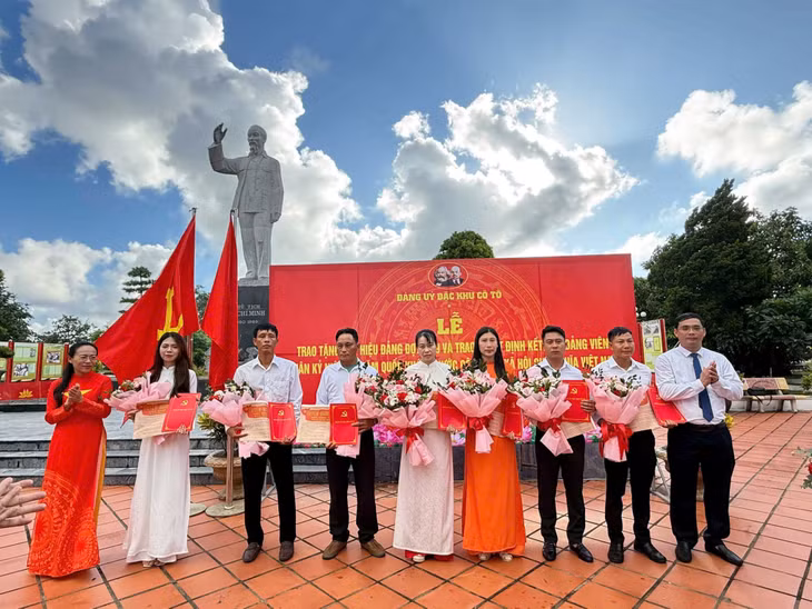 Kết nạp đảng viên mới tại đặc khu Cô Tô. Ảnh Cổng TTĐT đặc khu Cô Tô