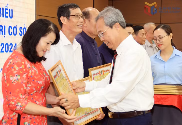 Bà Vũ Thị Thanh Mỹ được Ban Đại diện Hội Người cao tuổi tỉnh tặng giấy khen có thành tích trong phong trào xây dưng hệ thống chính trị cơ sở giai đoạn 2019-2024.