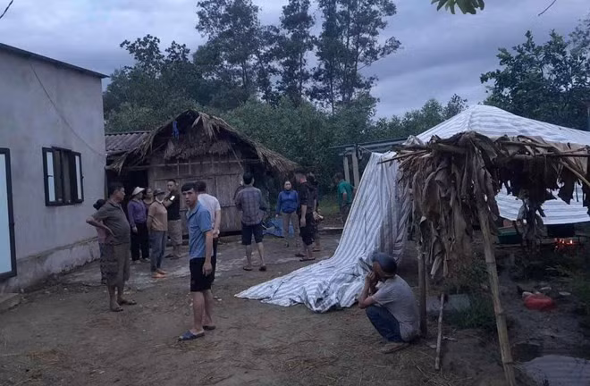 Người dân đến chia sẻ sau khi anh A bị sét đánh tử vong trong nhà. Ảnh: Đức Tuấn