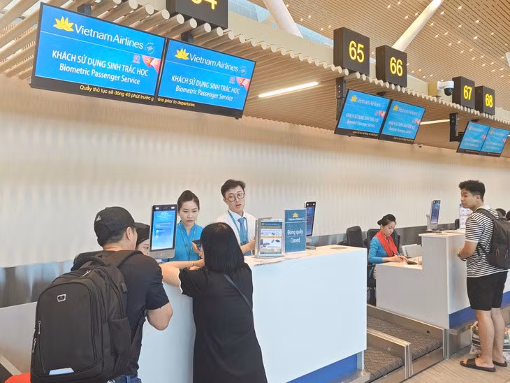 Từ tháng 12-2025: Bay nội địa chỉ còn làm thủ tục tại quầy với hành khách có hành lý ký gửi. Trong ảnh, nhân viên hàng không hướng dẫn khách làm thủ tục chuyến bay tại quầy ở nhà ga T3 Tân Sơn Nhất - Ảnh: CÔNG TRUNG