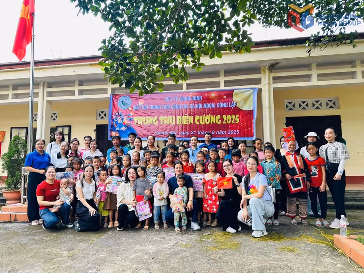 Đoàn xã Hoành Mô phối hợp với Đồn Biên phòng Cửa khẩu Hoành Mô và Hiệp hội các Trung tâm Công tác xã hội ngoài công lập tỉnh Quảng Ninh tổ chức chương trình “Trung thu Biên cương 2025” dành tặng các em học sinh điểm trường Tiểu học Phai Lầu (xã Hoành Mô).