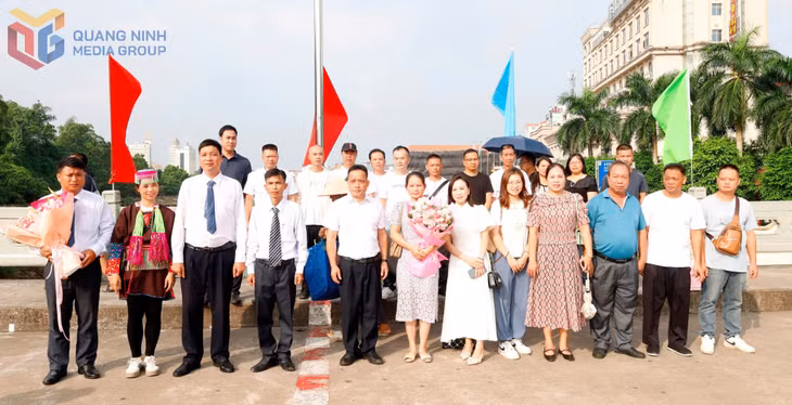 Đại diện thôn Pò Hèn (Việt Nam) đón đoàn đại biểu thôn Thán Sản (Trung Quốc) tại cửa khẩu quốc tế Móng Cái. Ảnh: Hữu Việt