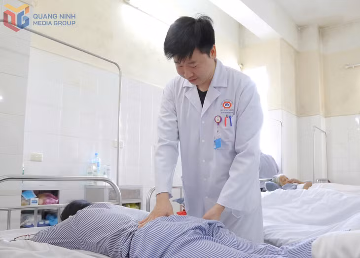 Bác sĩ thăm khám bệnh nhân
