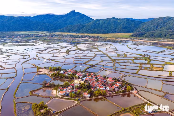 Nhìn từ trên cao, thôn Phước Giang hệt như bức tranh. Phía xa là núi Đá Bia. Ảnh: HUỲNH LÊ VIỄN DUY