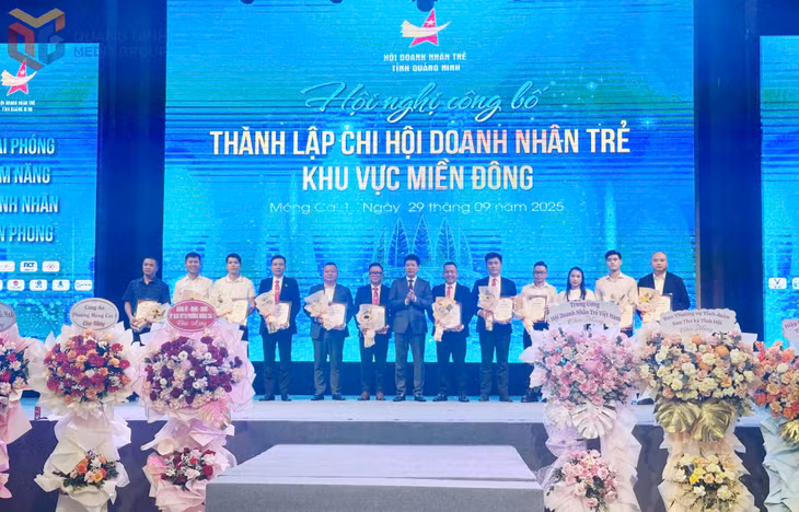 Lãnh đạo Hội Doanh nhân trẻ Việt Nam trao quyết định hội viên.