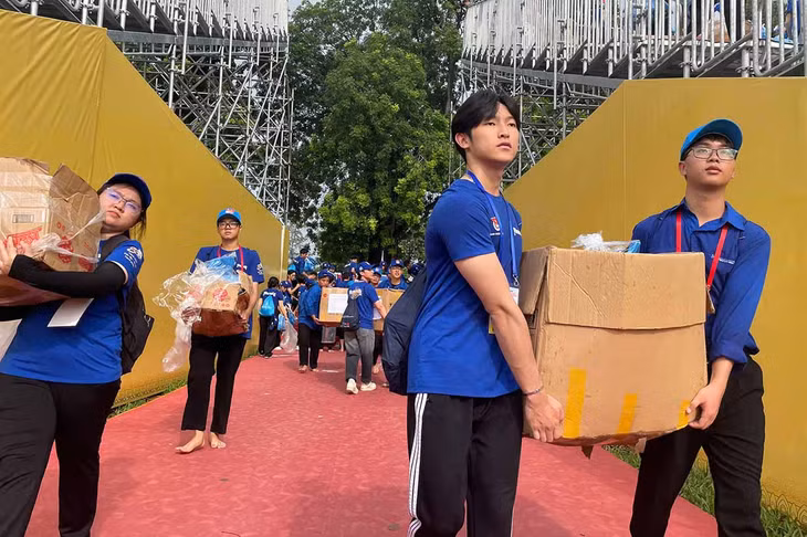 Các tình nguyện viên vận chuyển vật phẩm, chuẩn bị công tác hậu cần. Ảnh: Phú Thảo