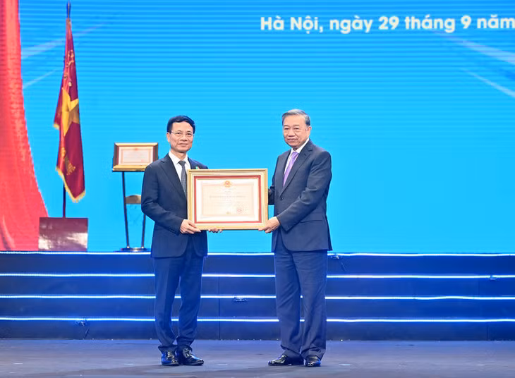 Tổng Bí thư Tô Lâm trao Huân chương Bảo vệ Tổ quốc hạng Nhất tặng Bộ trưởng Khoa học và Công nghệ Nguyễn Mạnh Hùng. (Ảnh ĐĂNG KHOA)