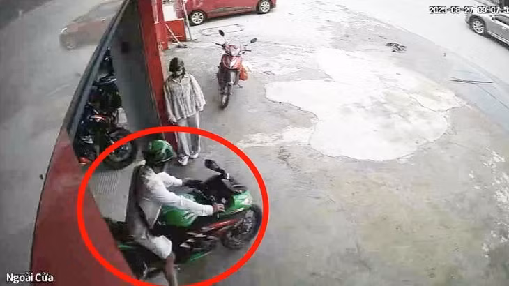 Hình ảnh Khanh chạy thử xe phân khối lớn rồi đi mất khiến người phụ nữ đi cùng ngỡ ngàng - Ảnh: Bạn đọc cung cấp
