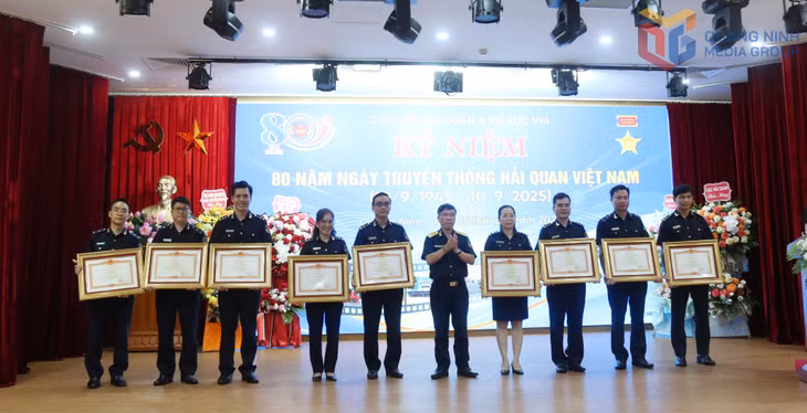 Đồng chí Lưu Mạnh Tưởng, Phó Cục trưởng Cục Hải quan, tặng Bằng khen của Thủ tướng Chính phủ cho các cá nhân có thành tích xuất sắc.
