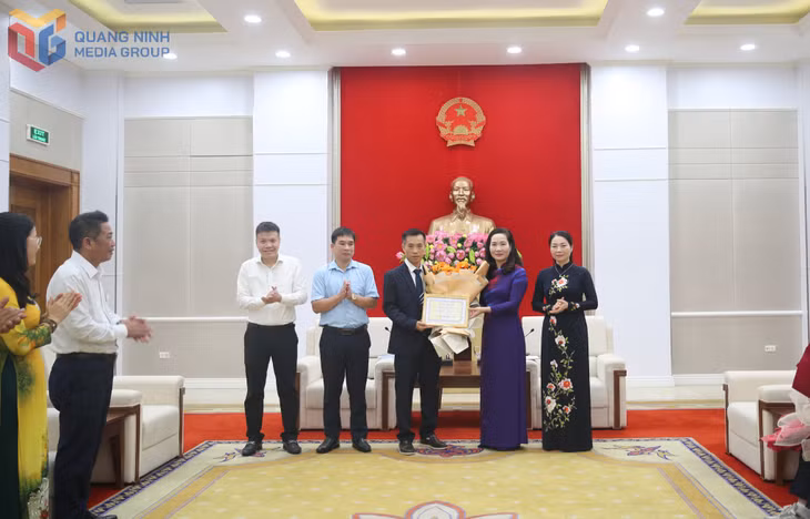 Đồng chí Nguyễn Thị Hạnh, Phó Chủ tịch UBND tỉnh, khen thưởng thầy giáo Hà Đại Tôn, giáo viên phụ trách đội tuyển học sinh giỏi môn Tin học năm 2025. Ảnh: Minh Đức