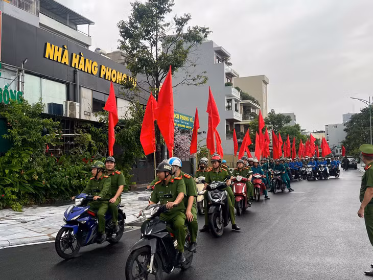 Công an phường tổ chức Lễ ra quân thực hiện cao điểm tấn công, trấn áp tội phạm, bảo vệ an ninh, an toàn Đại hội Đảng các cấp, tiến tới Đại hội XIV của Đảng và các hoạt động kỷ niệm 80 năm Cách mạng Tháng Tám, Quốc khánh 2/9.
