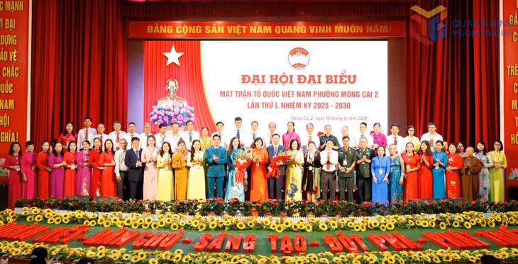 Lãnh đạo MTTQ tỉnh và Đảng uỷ phường Móng Cái 2 tặng hoa chúc mừng Uỷ ban MTTQ phường Móng Cái 2