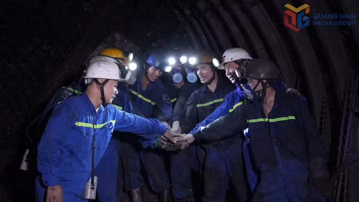 Thợ lò Phân xưởng K1, Công ty CP Than Vàng Danh cùng quyết tâm hoàn thành nhiệm vụ được giao.